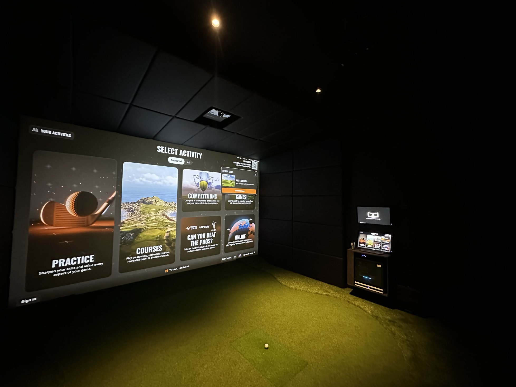 Indoor golfstudio met Trackman-systeem en groot impactscherm