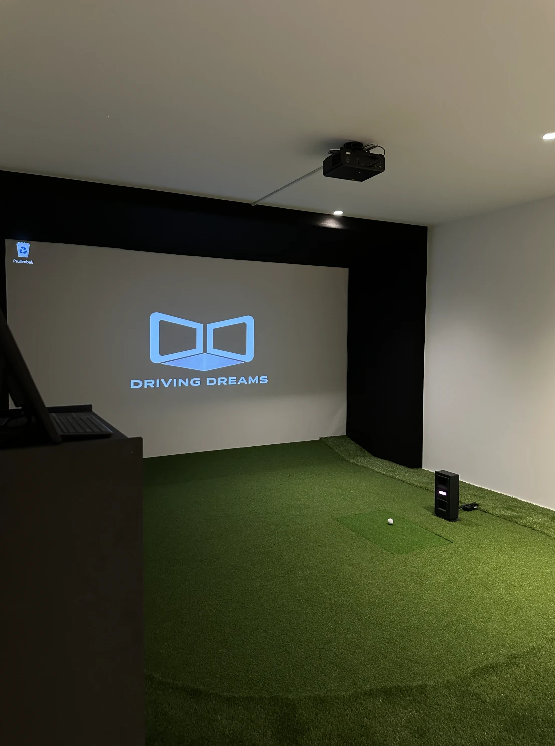 Golfstudio in Sint-Niklaas met Golf Box Medium, Uneekor EYE MINI en BenQ 4K-projector