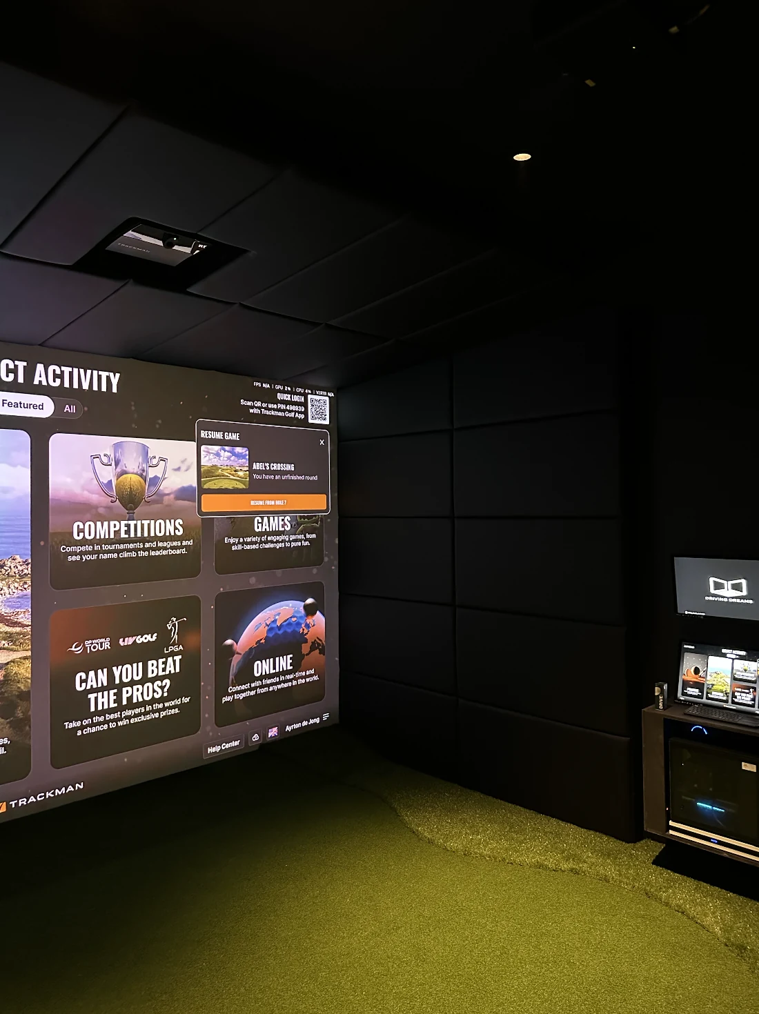 Premium golfstudio in Sint-Martens-Latem met Golf Box Large, lederen wandpanelen en Trackman iO