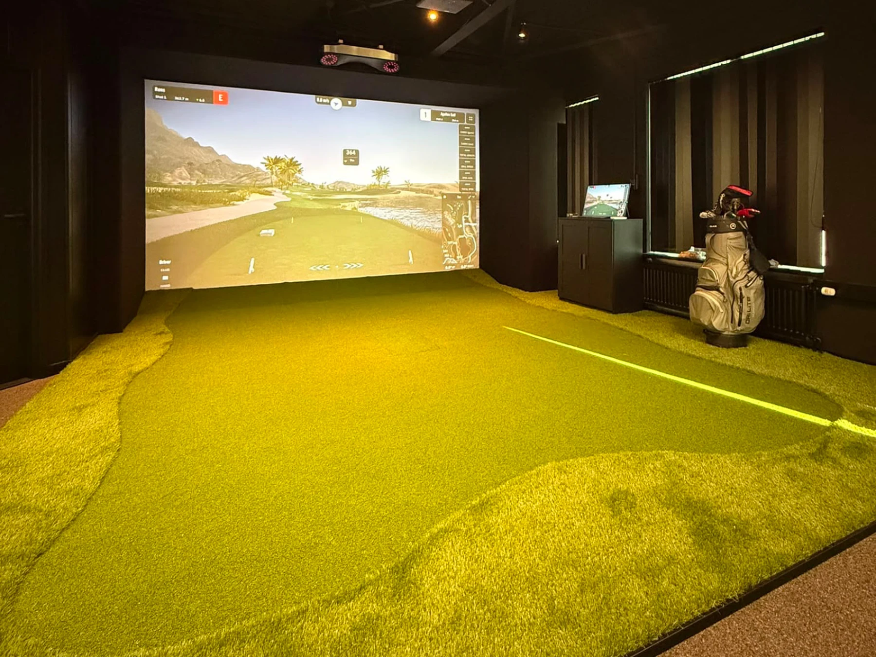 Ruime zwarte golfstudio met groot impactscherm en touchscreen in Luik