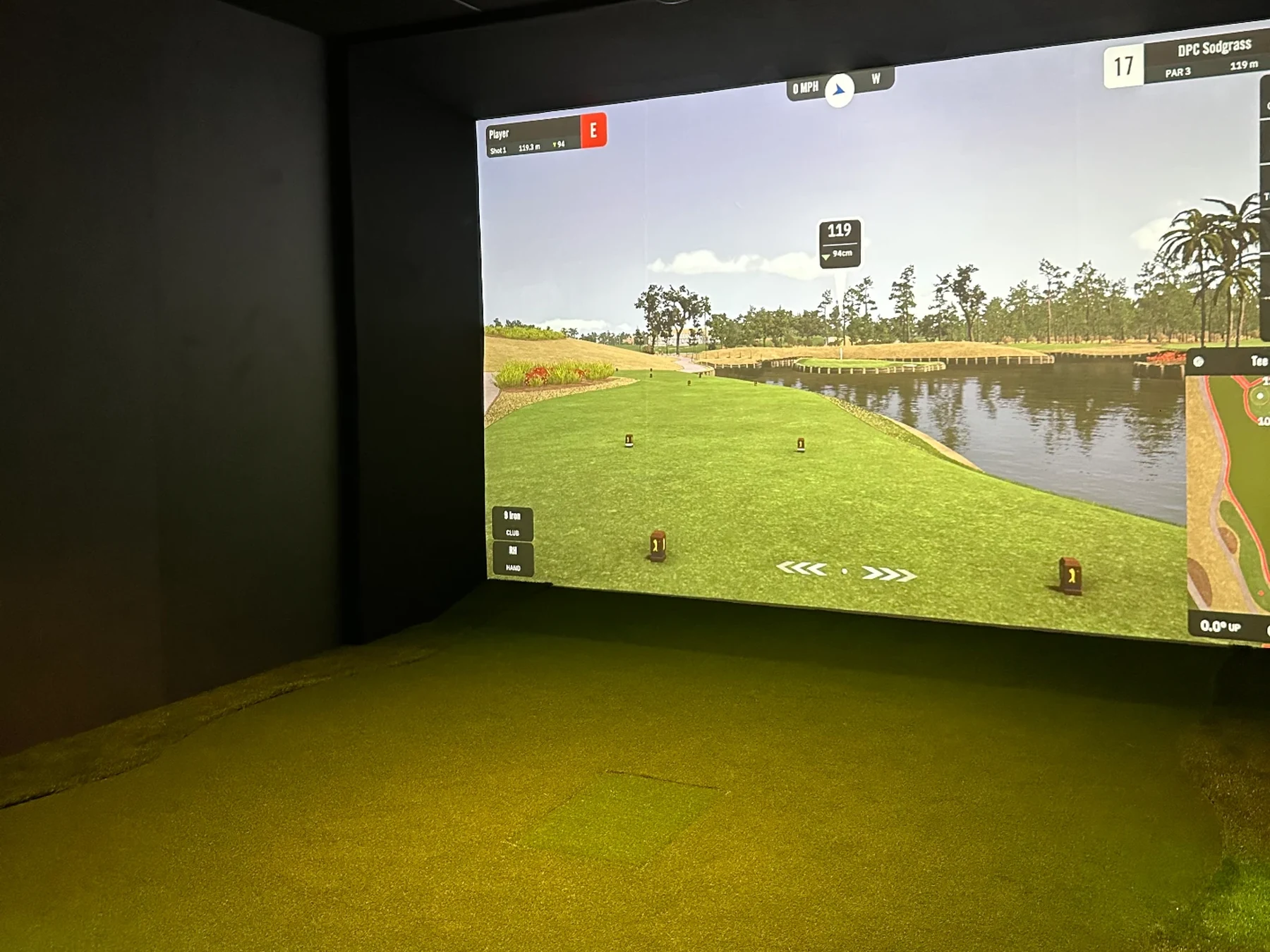 Golfstudio met ProTee VX en zwarte wandbekleding in Damme