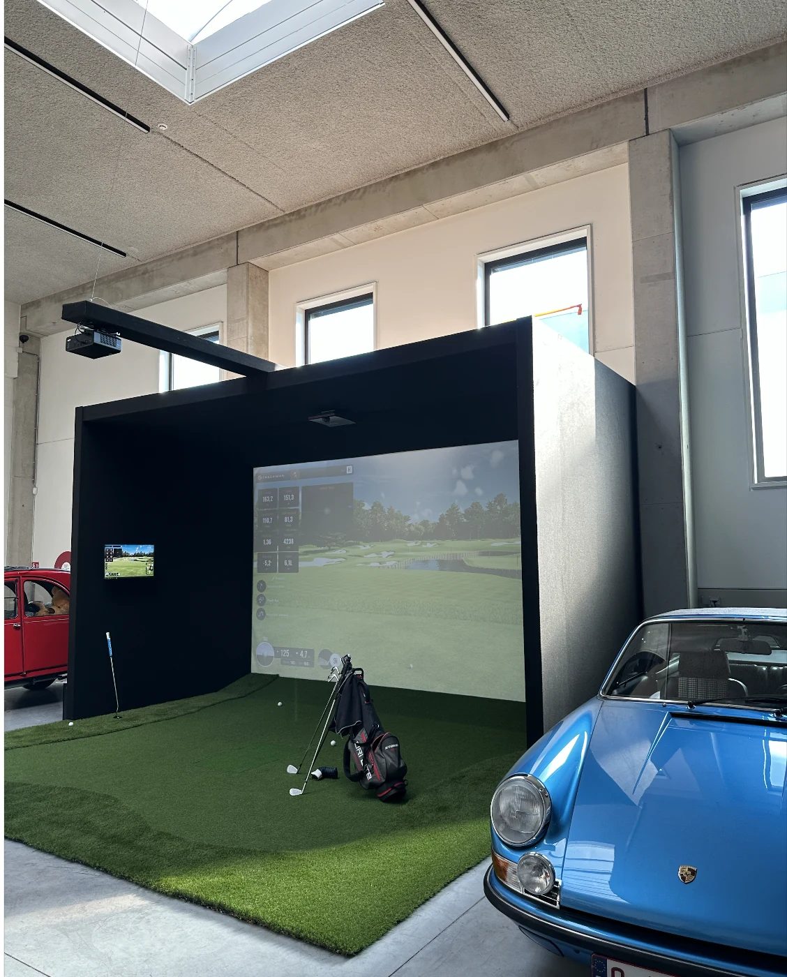 Ruime golfstudio in Kortrijk met Golf Box Large en Trackman iO-overheadsysteem